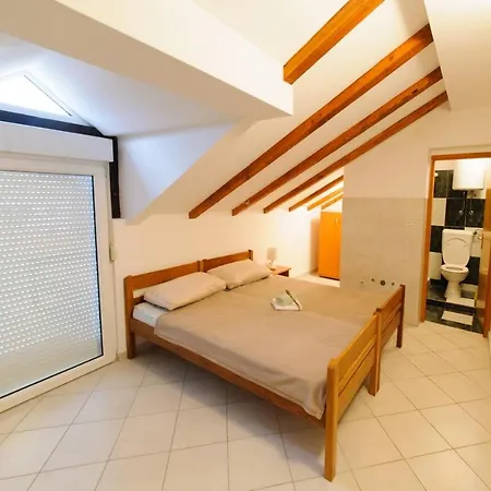 & Lucie Bed & Breakfast *